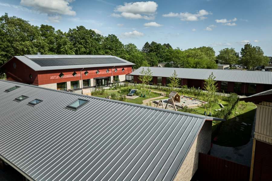 Dänemarks erster CO₂-neutraler Kindergarten, mit Stahlprofilen verkleidet, Børnehuset Grønnegården, Transformervej 3, 2860 Søborg